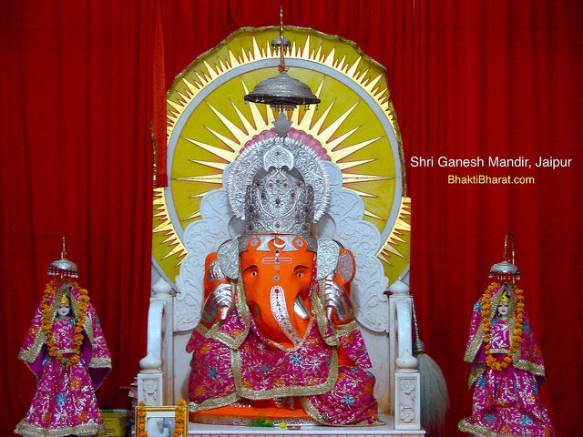 सिंदूरी लाल श्री गणेश विग्रह।