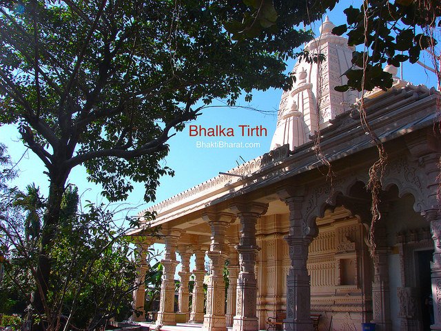 Complete left side architecture with vat vriksh and other trees. Complete left side architecture with vat vriksh and other trees.