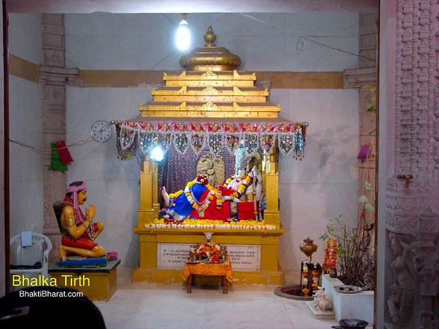 Shri Krishna in shayan mudra with Jara hunter in chama mudra are main murti of this temple. Shri Krishna in shayan mudra with Jara hunter in chama mudra are main murti of this temple.