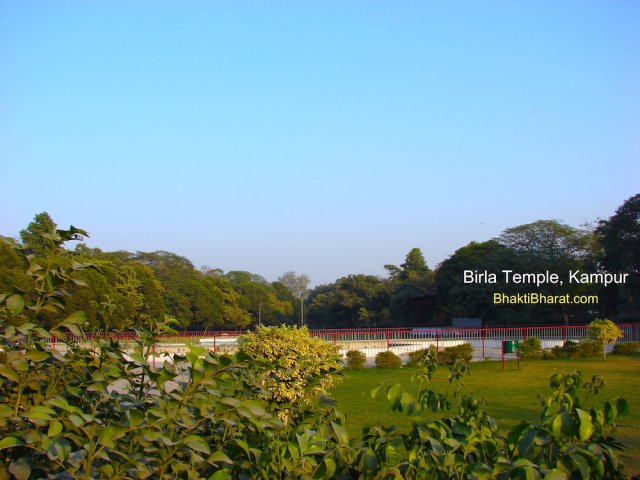 There is park, fountain and beautiful lake near the temple which looks wonderful at night when lights are on