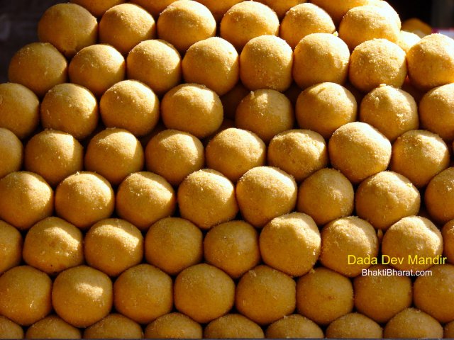 Besan ke laddu - बेसन के लड्डू made by using gram powder, sugar and bake in Desi ghee. Offered by bhakt to their isht-dev(ईष्ट देव) Besan ke laddu - बेसन के लड्डू made by using gram powder, sugar and bake in Desi ghee. Offered by bhakt to their isht-dev(ईष्ट देव)