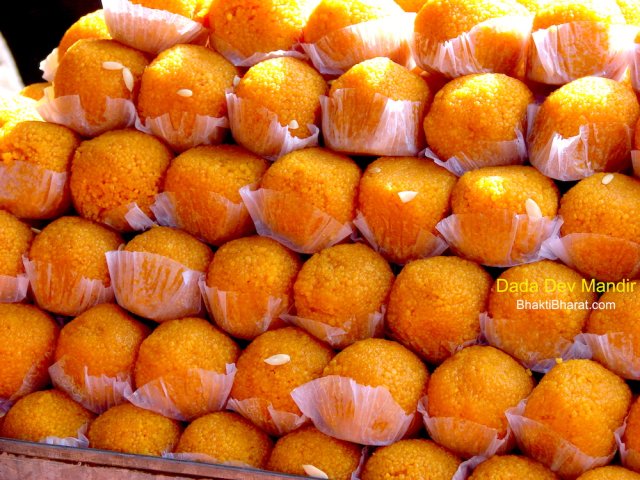 Motichoor Ladoo (मोतीचूर के लड्डू) are similar varient of bundi and loved by Lord Ganesh. Motichoor Ladoo (मोतीचूर के लड्डू) are similar varient of bundi and loved by Lord Ganesh.