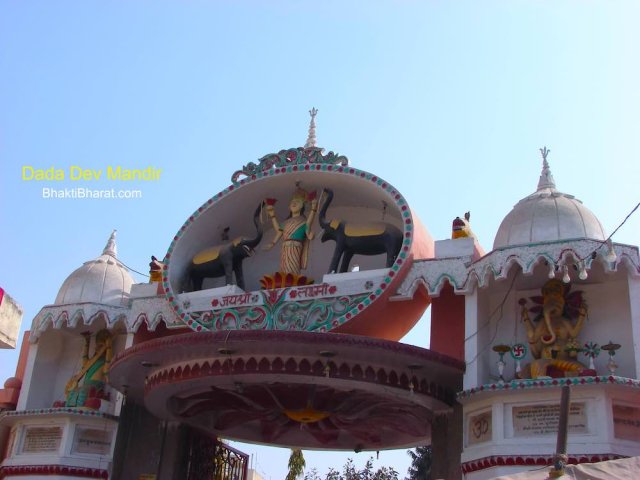 Outer main entry gate of entire temple campus, all prasad and pooja samagri related shop are aligned with this gate. Also well connected with busy market side road. Outer main entry gate of entire temple campus, all prasad and pooja samagri related shop are aligned with this gate. Also well connected with busy market side road.