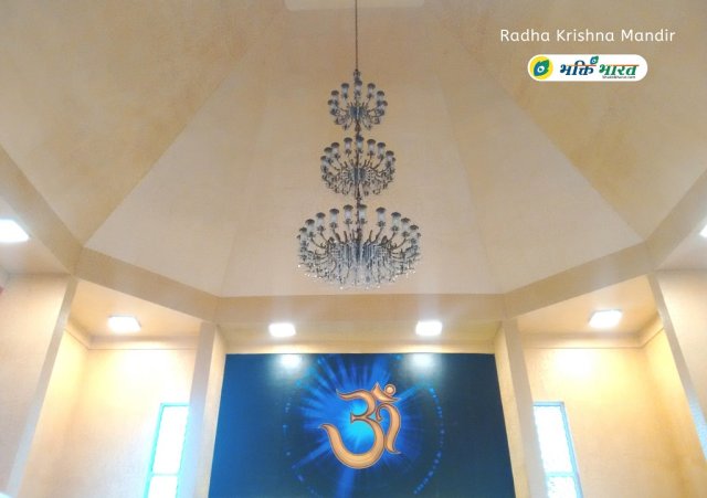 Beautiful lighting at the center, looks awesome. A jhumar with three stage of lighting effect with blue background of saffron Omkar frame. Beautiful lighting at the center, looks awesome. A jhumar with three stage of lighting effect with blue background of saffron Omkar frame.