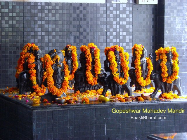 Navgrah Dham at the right side of main prayer hall. Navgrah Dham at the right side of main prayer hall.