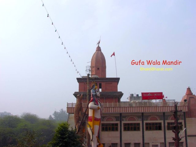 किसी का रूप विशाल, किसी का कद महान, ये भक्ति है ऐसा जहाँ , जहाँ एक-दूसरे से ज़्यादा हर कोई महान| किसी की किसी से, कोई प्रतिस्पर्दा नहीं, सब एक दूसरे को महान करने मे लगे हैं यहाँ|