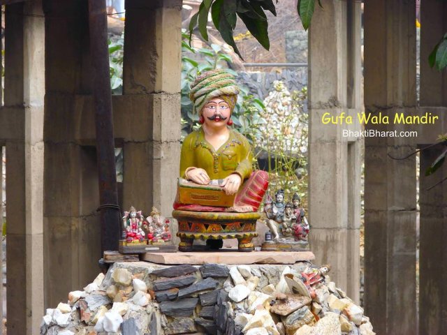 Among different unique kalakratiyan, one statue attract most of visitors, an indian folk musician playing harmonium on the top of hill.