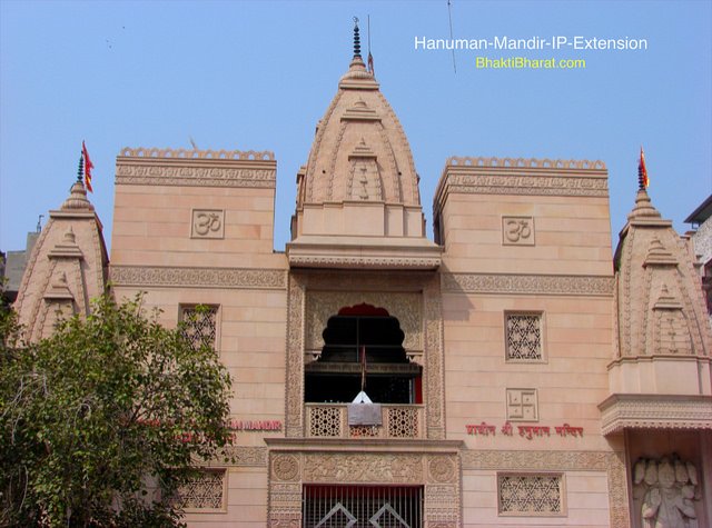 A complete front  view with all three shikhar, pic taken from opposite road side.