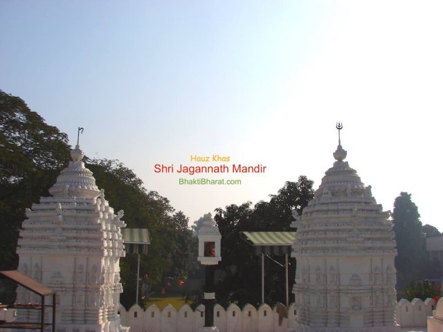 Full View of Aruna Stambha Pillar and Two Temples