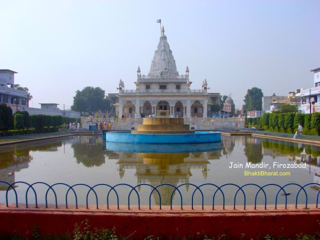 A fountains in large central water pool with slide residents of great sadhu and yogis during varshayog. A fountains in large central water pool with slide residents of great sadhu and yogis during varshayog.