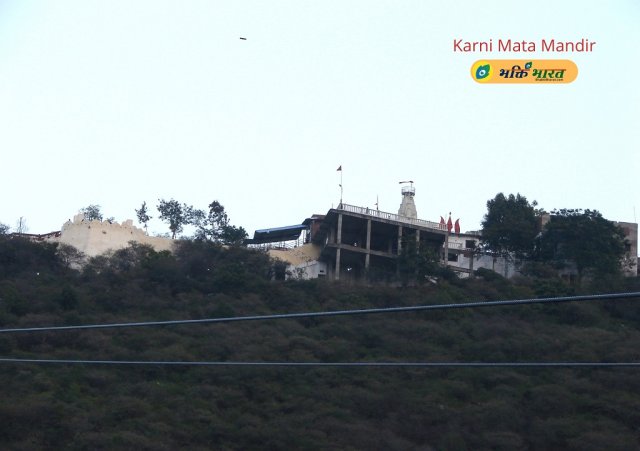 Photo of the temple before sitting on the ropeway Photo of the temple before sitting on the ropeway