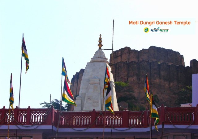 Main shikhar of Shri Ganesh temple with background of Moti Doongri palace Main shikhar of Shri Ganesh temple with background of Moti Doongri palace