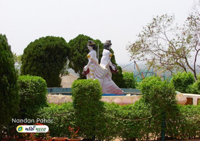 Pari Fountain and Swings Pari Fountain and Swings