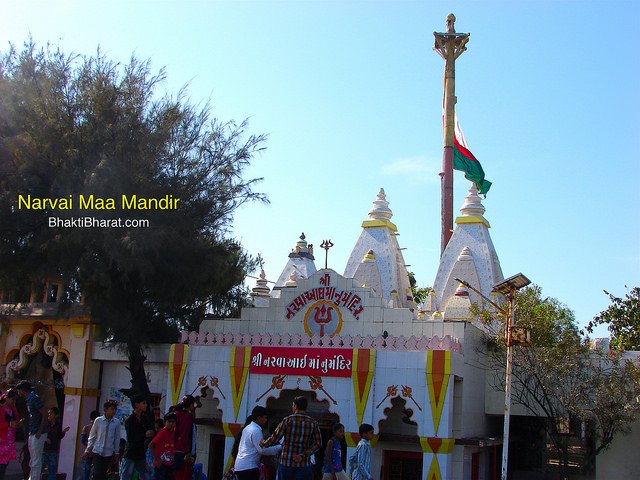 The whiteness of the temple attracts the devotees as well as visitors during their Dwarka or Somnath visite.
