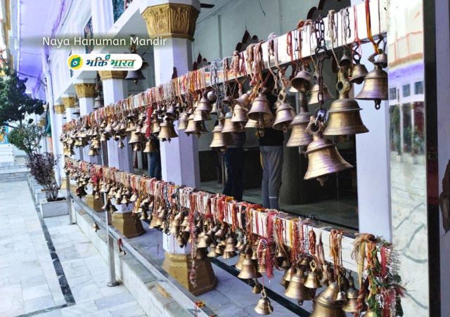 मंदिर के मुख्य परिसर में घंटे एवं घंटियां