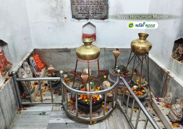 भगवन शिव का प्रतीक शिवलिंग अपने गणों  के साथ