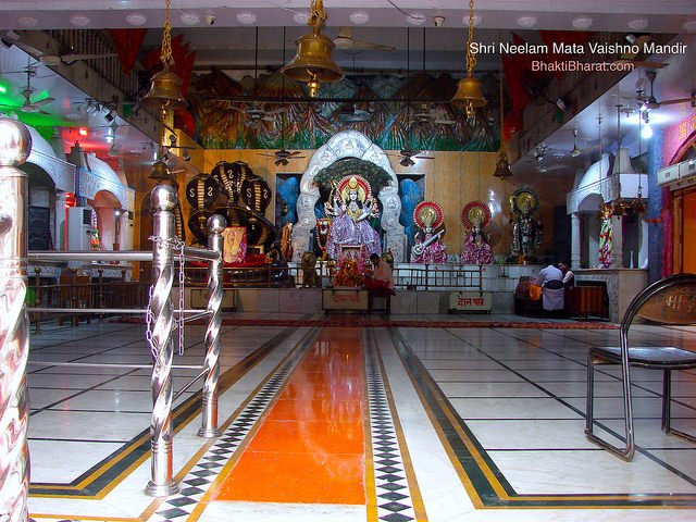 Inner main prarthana hall, most of the dham are attached with this hall. Inner main prarthana hall, most of the dham are attached with this hall.