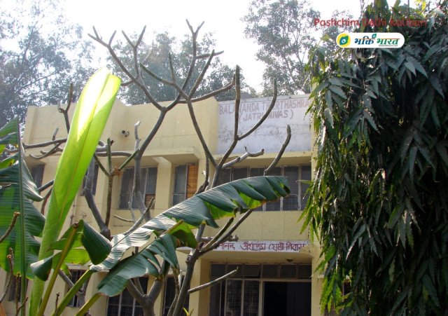 Balananda Theerthasram (Yatri Niwas or Dharamshala) is also available for outsider devotees, attached with temple premises at the right side of main entry of mandir campus. Balananda Theerthasram (Yatri Niwas or Dharamshala) is also available for outsider devotees, attached with temple premises at the right side of main entry of mandir campus.