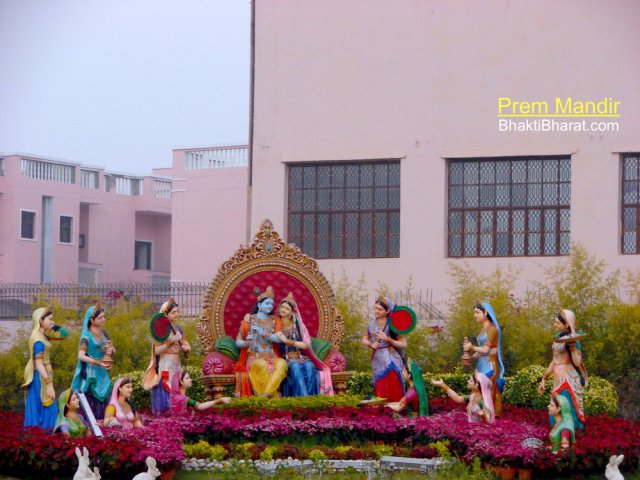 When devotees move towards exit from main prayer hall, get a beautiful view of Shri Krishna Raas Leela.