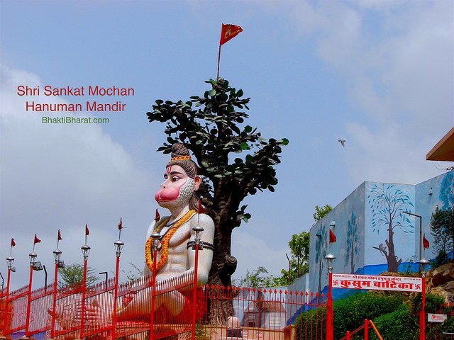 पहाड़ी के कोने में 41 फीट बड़े आकार की मूर्ति