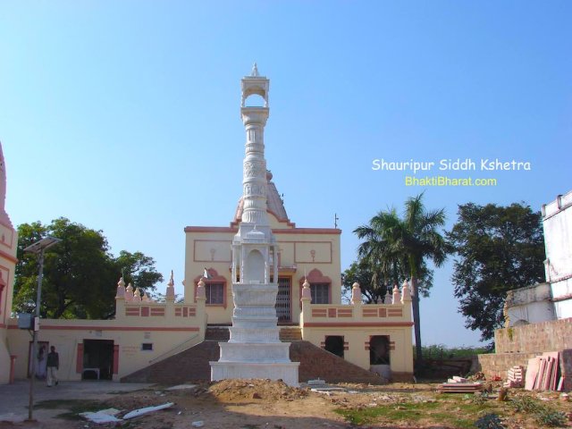 Closeup of Shikhars and flag shows continuity