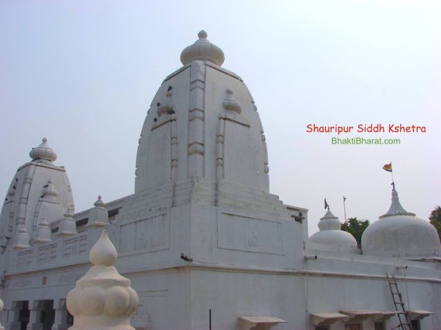 Beginning of Chambal beehad towards temple