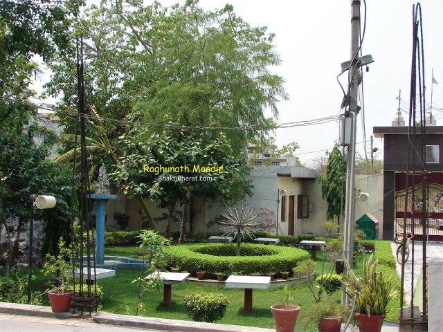 Beautiful garden with fountain in Shri Raghunath Mandir