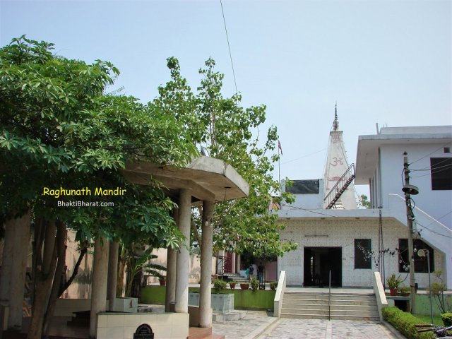 A full view of Shri Ram Mandir from main road Anand Vihar Metro Station