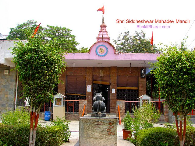 Full front view with black Nandeshwar in front of temple.
