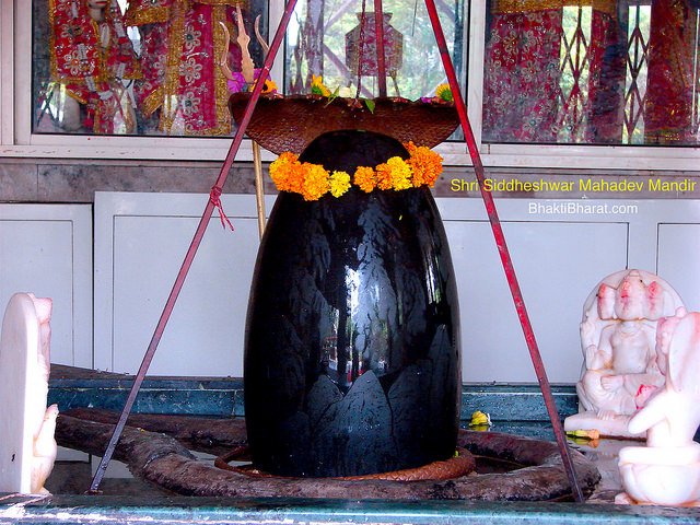 Shri Siddheshwar Mahadev Shivling at the center of the main hall.