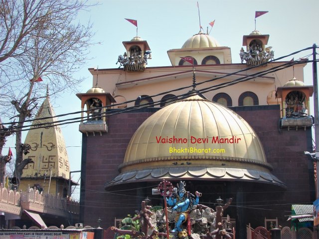 There is a petrol pump available in front of temple. Blue Lord Shiv in Natraj postures can be view from this petrol service station. There is a petrol pump available in front of temple. Blue Lord Shiv in Natraj postures can be view from this petrol service station.